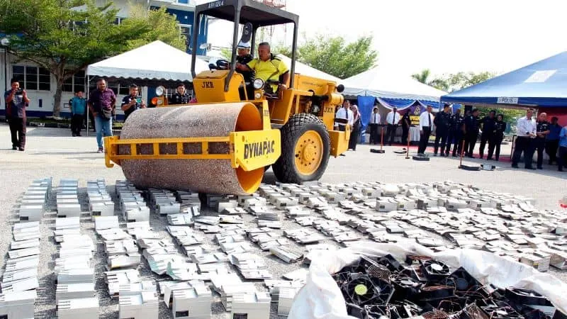 馬來西亞打擊偷電挖礦！出動「壓路機」銷毀 985 台礦機、全輾成廢鐵